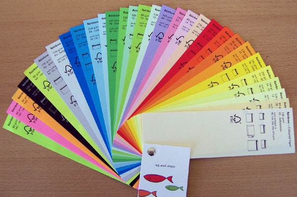 Farbfächer mit Papiermustern in verschiedenen Farben und Grammaturen